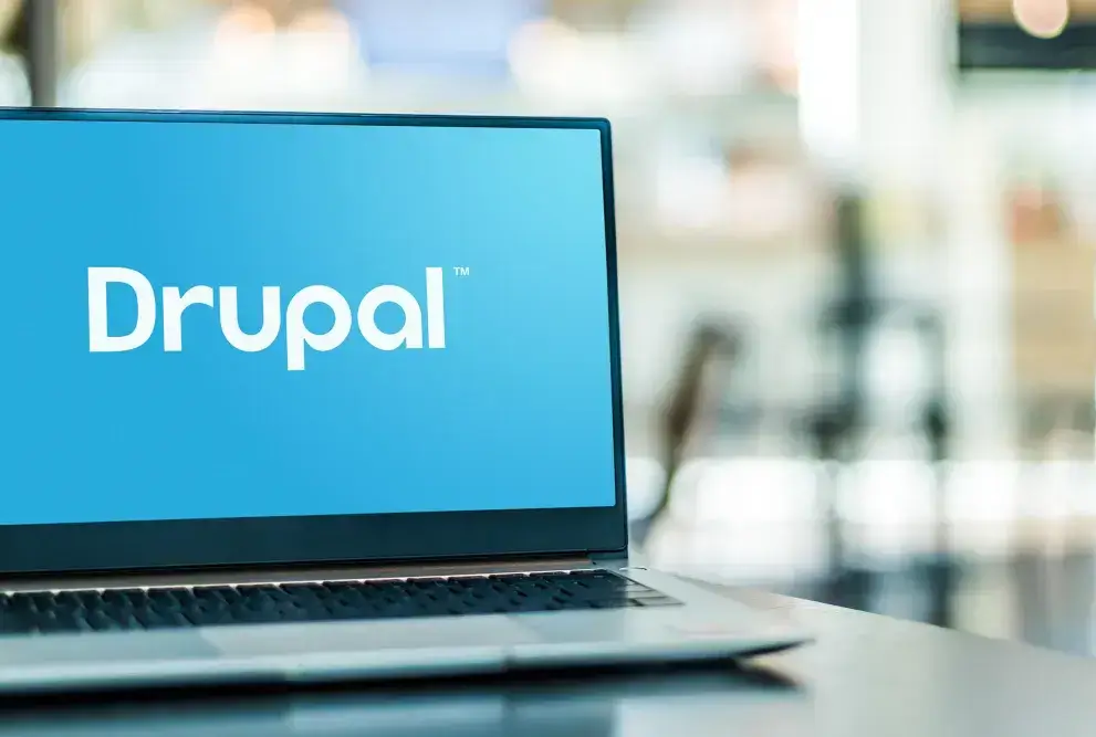 Laptop mit Drupal Logo