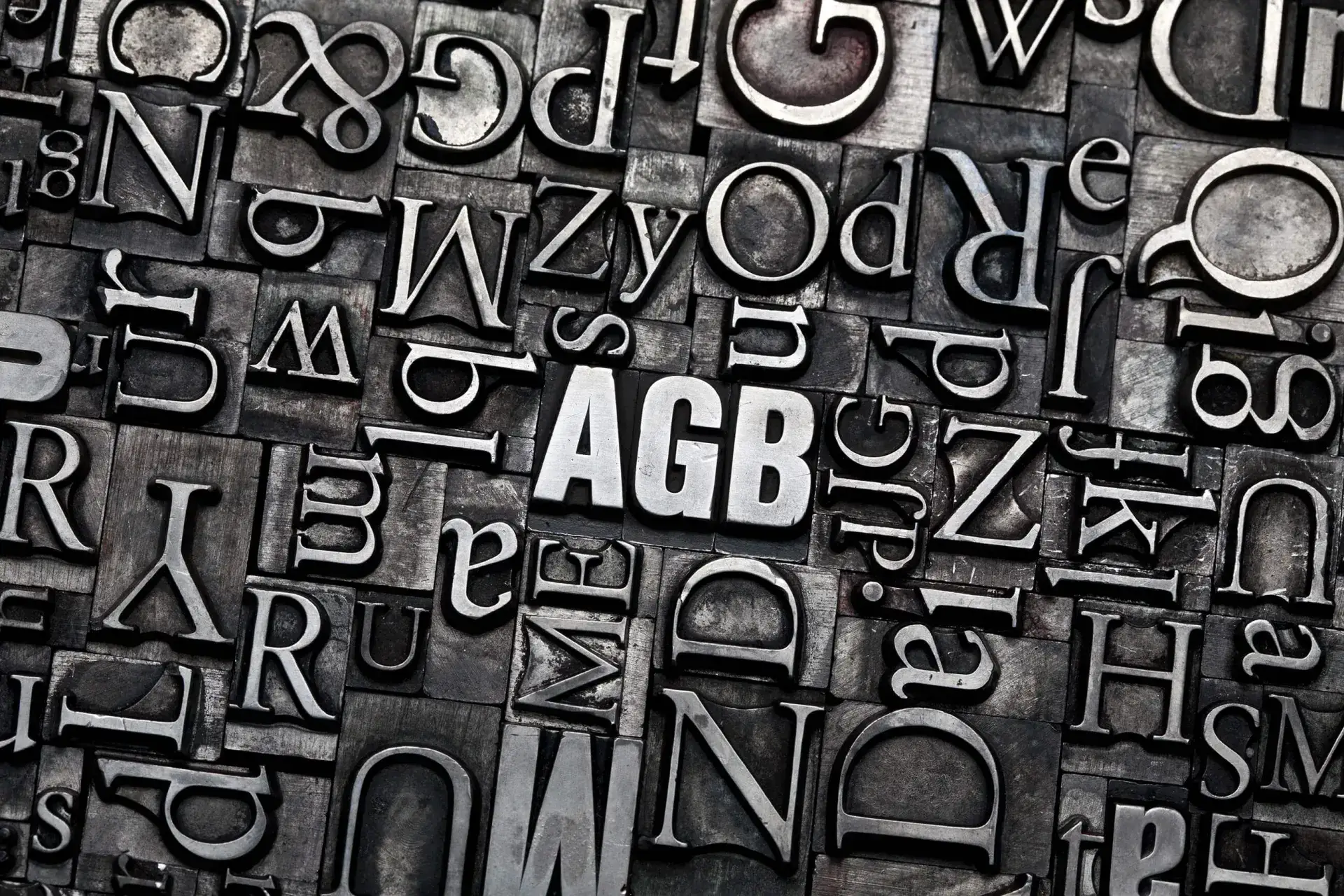 AGB mit Buchstaben auf Metall